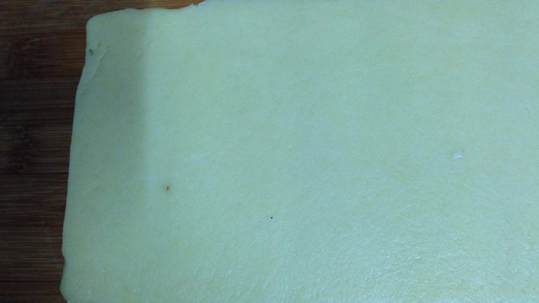 牛奶小饼干,把面片不规整的四边裁去，成为规整的长方形。