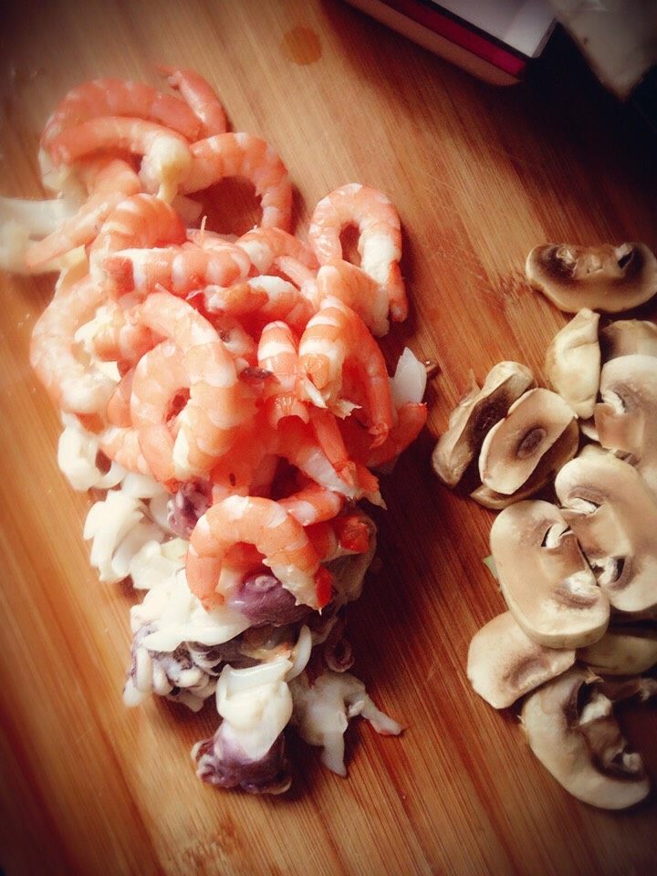 海鲜焗饭,虾拨壳，鱿鱼切片，口蘑切好待用