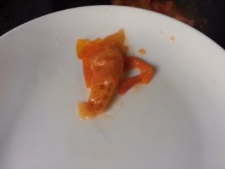 茄汁金针菇,慢慢用筷子夹出番茄皮