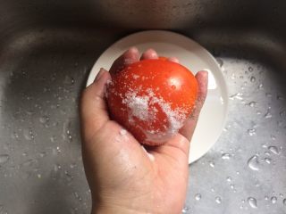 茄汁金针菇,番茄用盐搓洗表面后冲洗干净