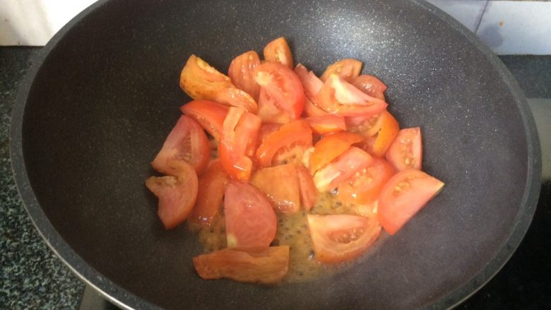茄汁金针菇,倒入番茄块