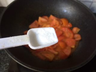 茄汁金针菇,加入适量盐