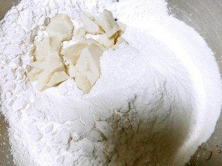 萌萌熊猫珍珠奶茶,将40g内脂豆腐50g木薯粉35g糖粉放在容器里（没有糖粉的小伙伴可以把白糖打细）带上手套拌匀所有材料