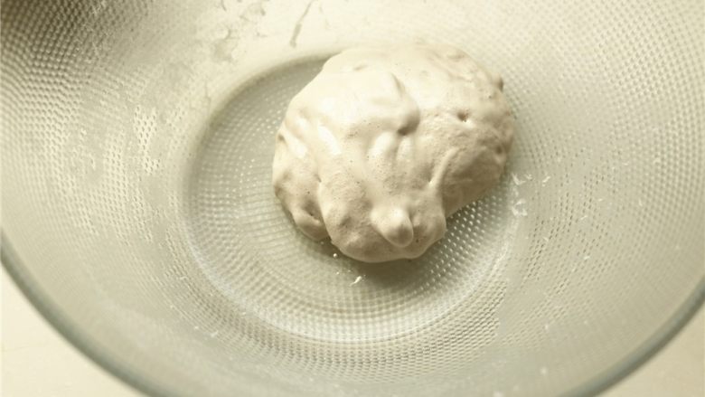 fluff焦糖棉花糖麻薯面包,量取25克fluff棉花糖，打开盖子就能闻到好闻的焦糖味。