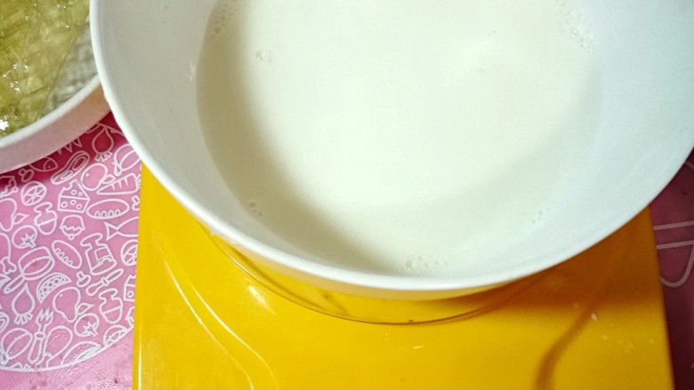哈密瓜奶冻,牛奶90克放糖，把牛奶热开糖融化。