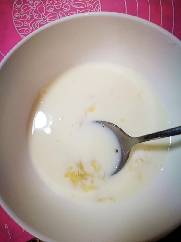 哈密瓜奶冻,吉利丁片泡软化后，放入热牛奶里，搅化。
