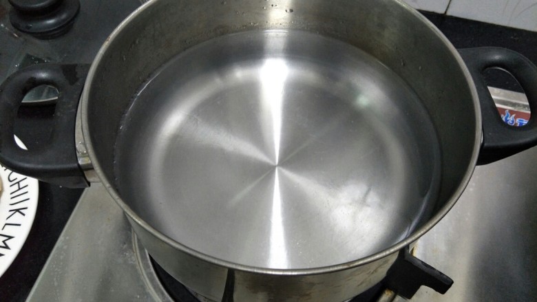 清甜节瓜汤,在锅里放适量的水，将煮沸水
