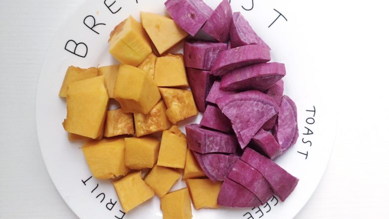 双色芋圆,食材处理：南瓜 紫薯去皮切块备用