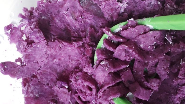 双色芋圆,用研磨勺研磨成细腻的紫薯泥