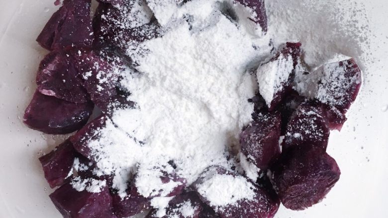双色芋圆,蒸好的紫薯趁热加入适量地瓜粉和白砂糖