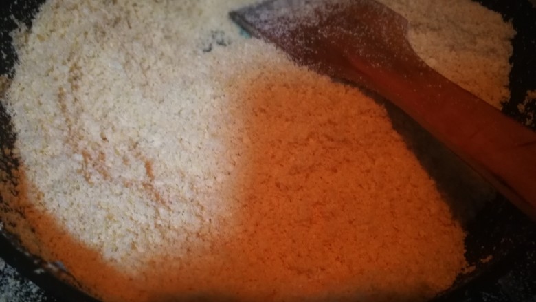 满口留香
__芝麻豆渣松,不断干燥中，直到体积明显变小，加入一茶勺盐，继续翻炒，要有耐心。
