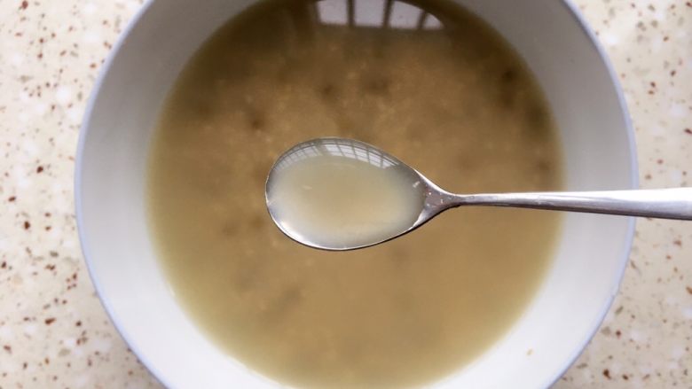 【瘦身解暑】小米绿豆饮,
煮熟的小米绿豆稀饭
用小勺子舀出清汤