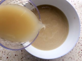 【瘦身解暑】小米绿豆饮,过滤好的浓汤加入之前舀出的清汤