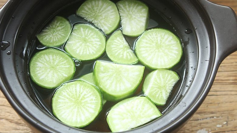 青红萝卜煲猪腱汤,放入适量清水。(水量：大约2L左右)盖上锅盖；