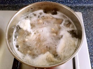 酱醋泡鸡爪,煮15分钟左右，煮好后捞起来用清水冲洗表面油脂。
