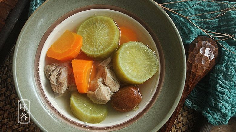 青红萝卜煲猪腱汤,习惯性来张特写，诱惑下亲们的味觉！