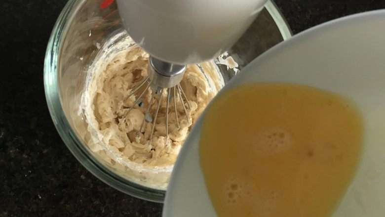 燕麦瓜子仁酥块,倒入全蛋液继续打发至蛋液与黄油完全融合即可；