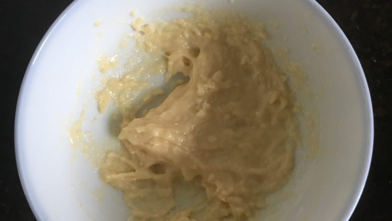 燕麦瓜子仁酥块,将馅料中的蛋液和低筋面粉混合均匀备用；