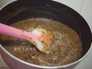 枣泥糕,取一个不粘奶锅，混合枣泥和红糖，小火熬煮至浓稠（画圈纹路不消失就差不多了）
