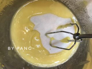 枣泥糕,黄油完全软化后（是软化不是融化哦！）加入白砂糖，搅至顺滑后，分三次加入蛋液，搅顺滑，越丝滑越好哦！