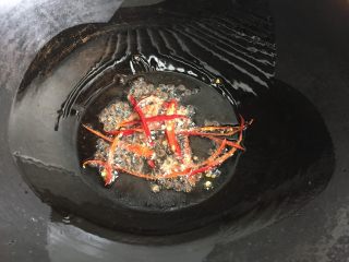 水煮肉片,热锅冷油放入花椒和辣椒丝煸炒出香味，用最小的火，然后油留在锅内，捞出花椒和辣椒丝备用；