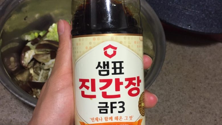 韩式凉拌茄子,加入两汤匙韩国酱油。