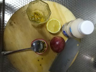 柠檬百香果益酸菌,柠檬 百香果洗净，沥干水分切开备用