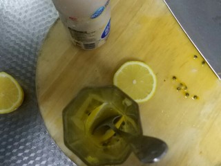 柠檬百香果益酸菌,柠檬切3片加入（不喜欢柠檬酸味的可以加金桔，多余的柠檬也不要浪费，蜜渍保存可以下次再用，亦或泡柠檬水喝，下面有步骤）