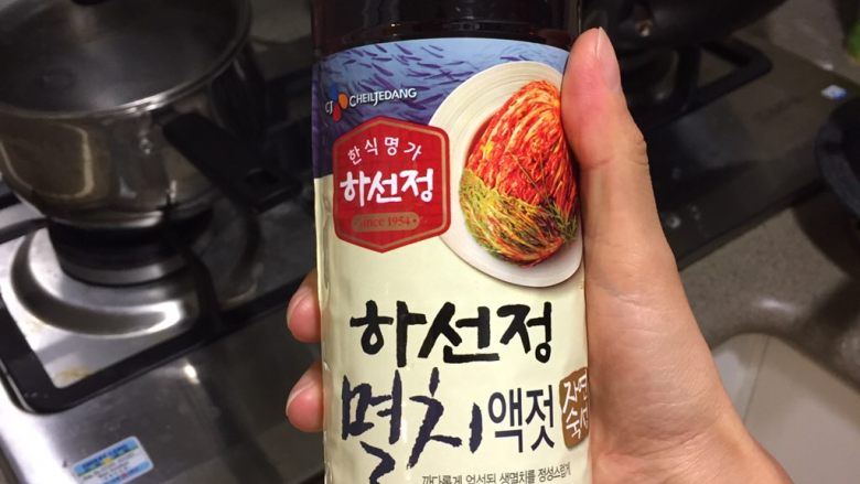 韩式凉拌茄子,韩式side dish调味基本上是蒜末，葱末，芝麻油，白芝麻。咸味鲜味依靠韩国酱油，韩国鱼露（如图），盐。放辣椒和辣酱的时候，会再加一点糖。