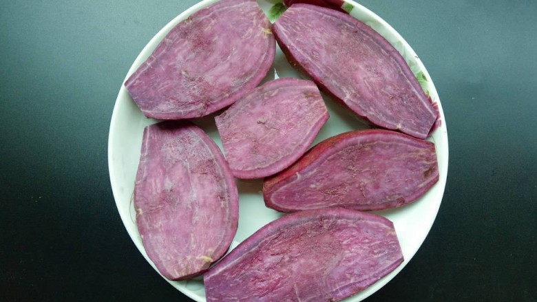 豆沙紫薯球,清洗干净的紫薯，用刀对半切开（比较容易蒸熟）