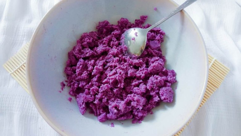 豆沙紫薯球,用勺子按压成紫薯泥，越细腻越好，太干就适量加些牛奶