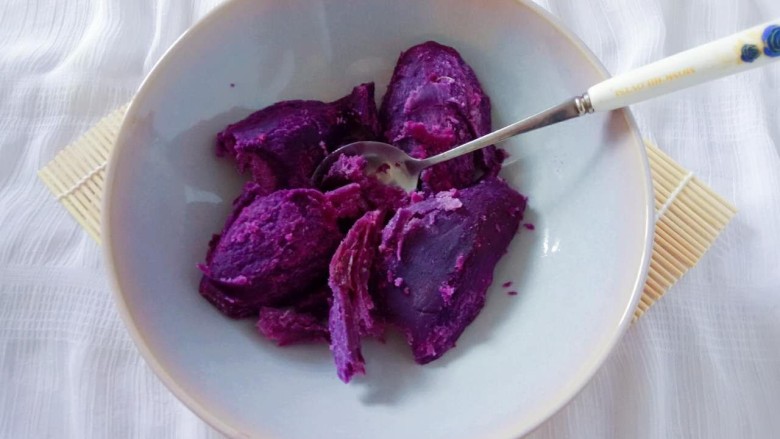 豆沙紫薯球,蒸熟后的紫薯去皮，放入大碗中
