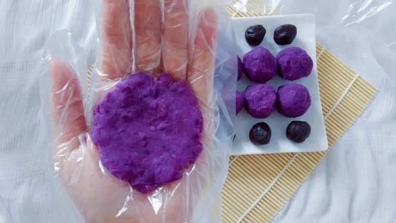 豆沙紫薯球,取一块紫薯泥按压成饼状