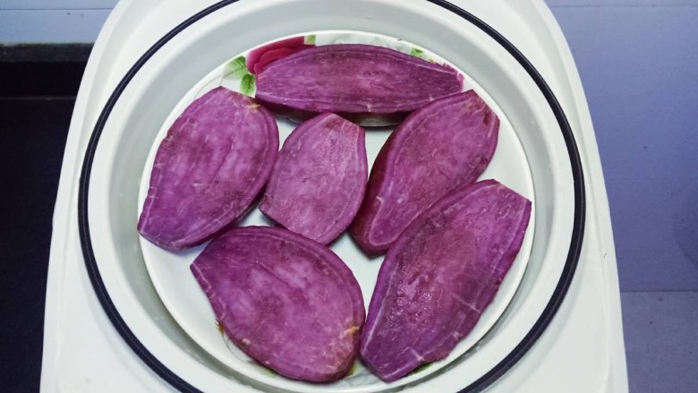 豆沙紫薯球,紫薯上锅蒸熟或者煮熟都可以