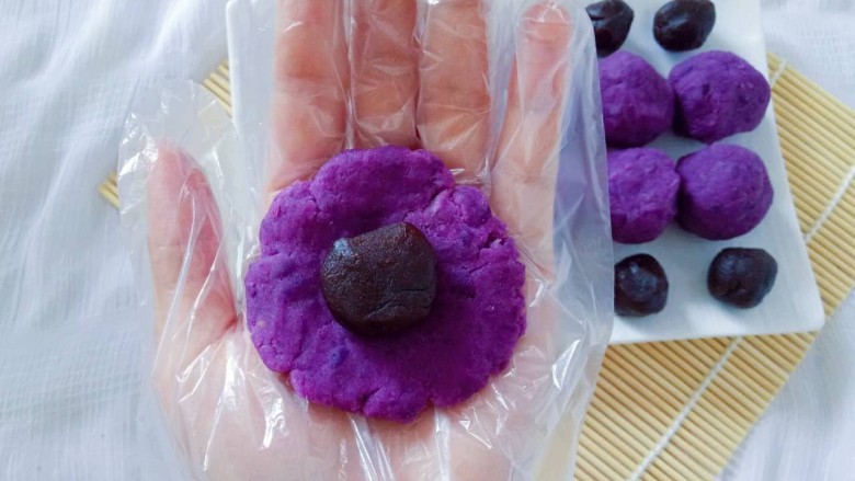 豆沙紫薯球,取一份豆沙放到紫薯饼上