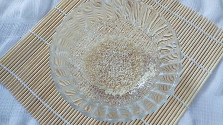 豆沙紫薯球,炒熟的芝麻放入小碗中备用