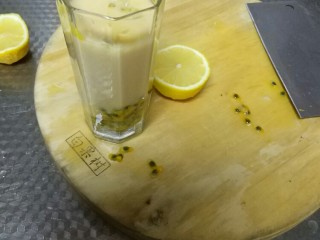 柠檬百香果益酸菌,接着用勺搅拌均匀就可以享用啦！