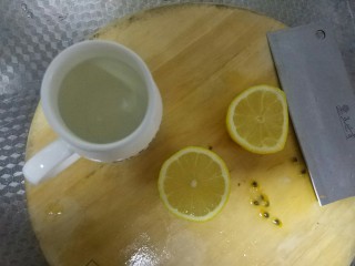 柠檬百香果益酸菌,容器底部先铺一层蜂蜜