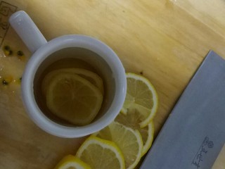 柠檬百香果益酸菌,接着加一片柠檬再铺一层蜂蜜（柠檬若有子最好去掉，我用的是无子的）