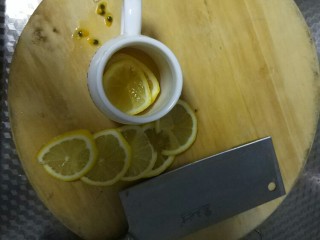 柠檬百香果益酸菌,重复以上步骤，一层蜂蜜一片柠檬