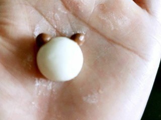 萌萌熊猫珍珠奶茶,再用可可粉搓两个小圆球做熊猫的耳朵