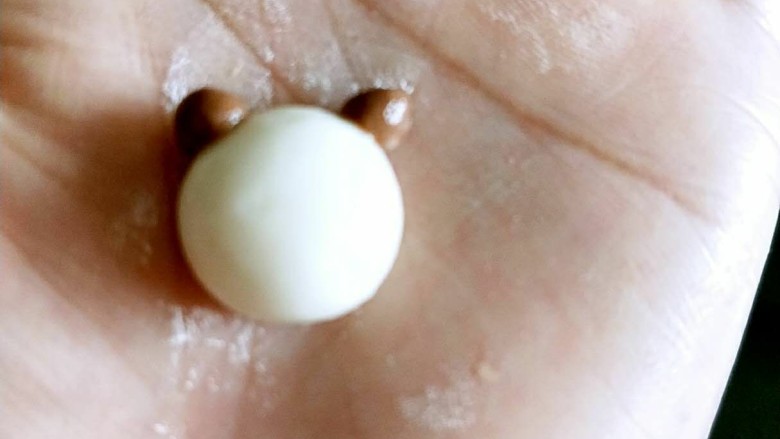 萌萌熊猫珍珠奶茶,再用可可粉搓两个小圆球做熊猫的耳朵