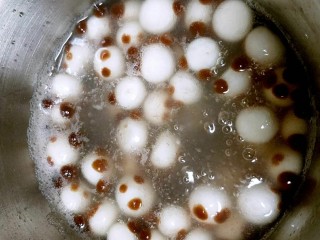萌萌熊猫珍珠奶茶,水开后放入水里面煮，一般5分钟左右就开始浮起准备捞出