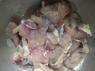 懒人版砂锅酸菜鱼,从鱼背顺着鱼骨把鱼肉片下来，然后把鱼肉片成小薄片儿。用适量料酒，一点盐，适量淀粉， 适量胡椒粉腌一会儿