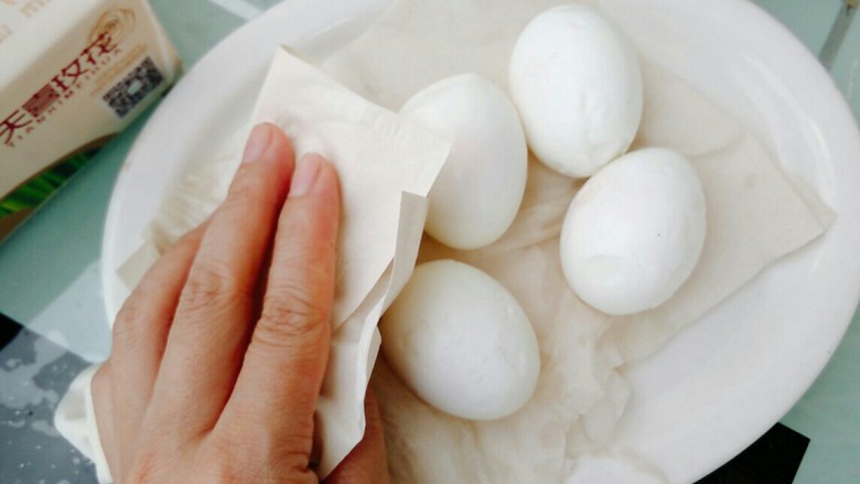 剁椒虎皮鸡蛋,用纸巾吸干鸡蛋的水分