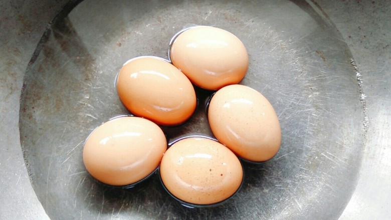 剁椒虎皮鸡蛋,鸡蛋放入锅里煮熟
