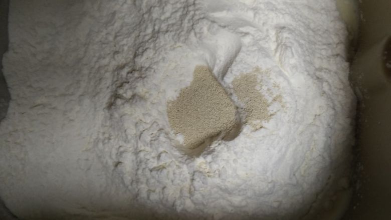 哄娃神器--萌萌哒兔子面包,面粉上面挖个小坑放入酵母
