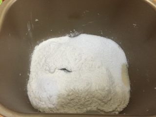 杂蔬火腿奶酪卷面包 直接法,
牛奶加干酵母静置2分钟之后加入糖、盐、两种面粉、蛋液，启动面包机揉面功能30分钟