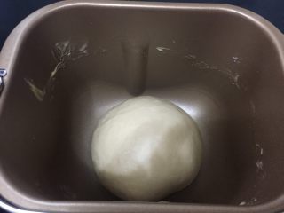 杂蔬火腿奶酪卷面包 直接法,之后放回面包机中，启动发酵程序，发酵1小时至两倍大