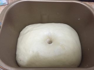 杂蔬火腿奶酪卷面包 直接法,用手指沾满面粉插入面团中，不回缩不塌陷，表示发酵已完成